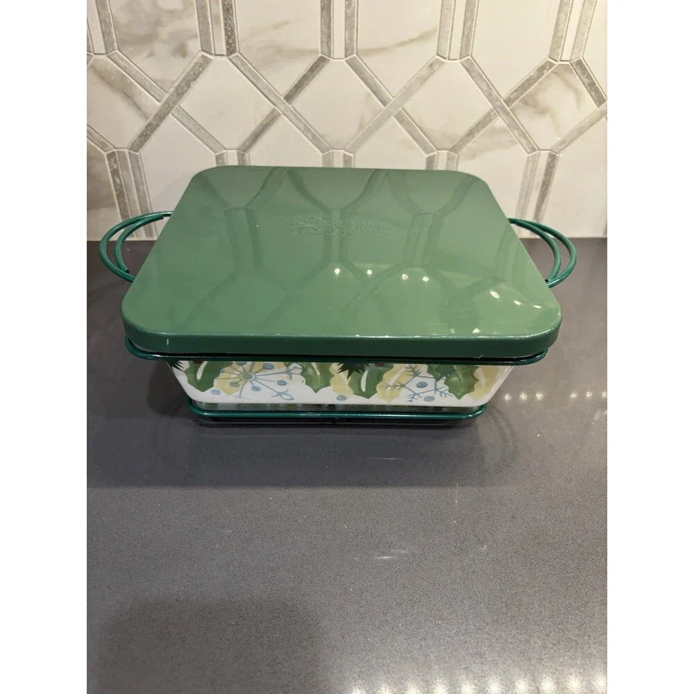 Temp-tations by Tara Hometown Christmas Large 8.75” Dish W/ Trivet Lid Wire Rack